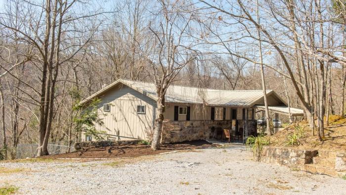 Little Smoky Retreat , 3 Bedroom , Close to downtown Gatlinburg AND Pigeon Forge