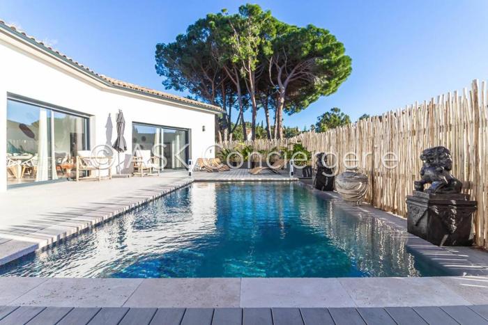 Villa SurgaBali - swimming pool and 300m from the beach