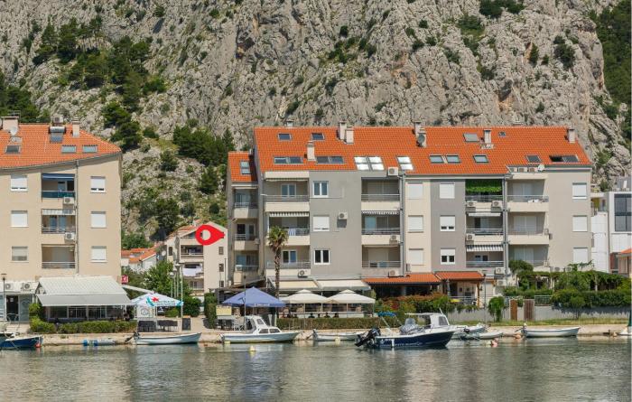 3 Bedroom Lovely Apartment In Omis