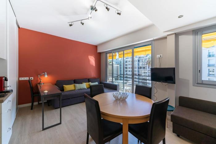 Brand new one bedroom 2min walk to Carlton hotel