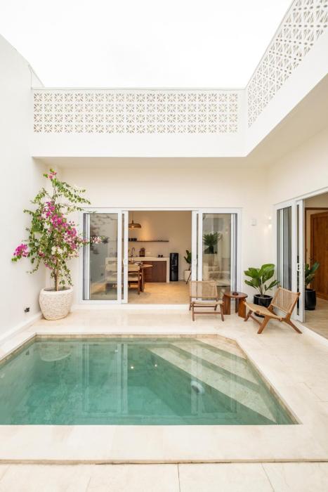 Tropical 2BR Villa at Berawa Canggu I Pool I Enclosed living room