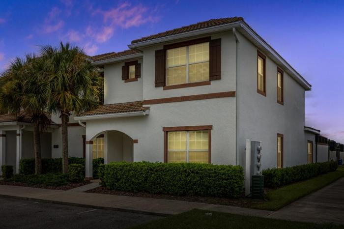 5 Bedrooms 4 Bathrooms Storey Lake 4806 Cs