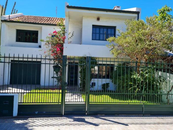 Casa con parque cerca de la costa y patios cerveceros