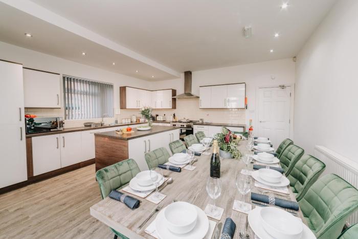 Stunning spacious, Family, Contractor Fast WiFi, Sky TV, close to City Centre