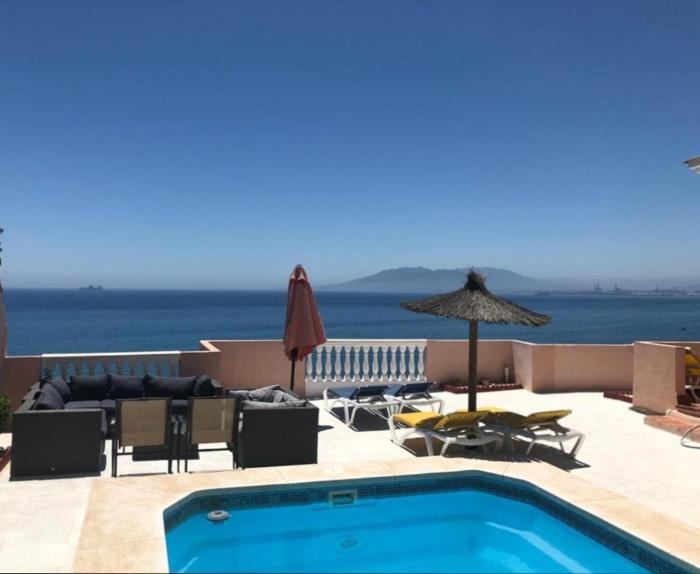 Magnificent Holiday 5 bedroom villa in beach front