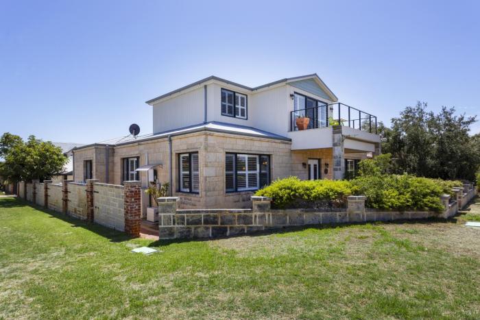 Dorys Beach House - Executive Escapes