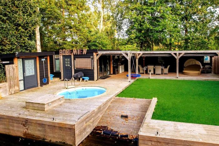 Bohemian included boat supboards and pool 5 minutes by boat from parking to the bohemien