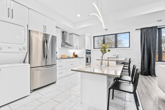 Rent 8Bed 8Bath DowntownLondon Parking Wi-Fi