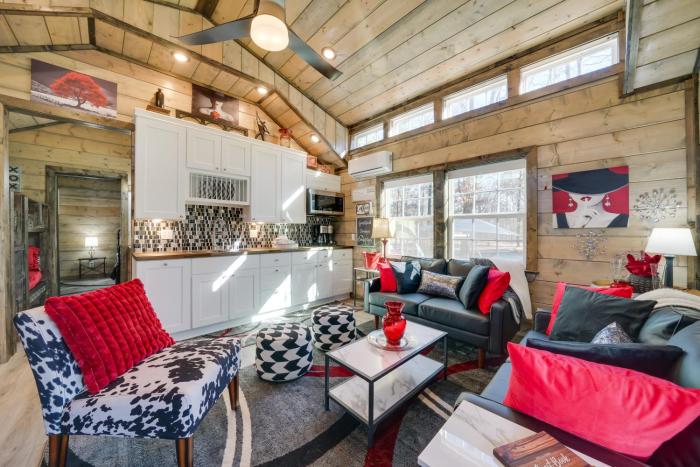 Pet-Friendly Broken Bow Cabin: Hot Tub & Fireplace