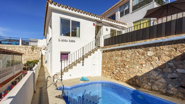 CoastalGem: 2BR Pool and View