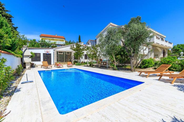 Exclusive Pool Escape Near Sea - Happy Rentals