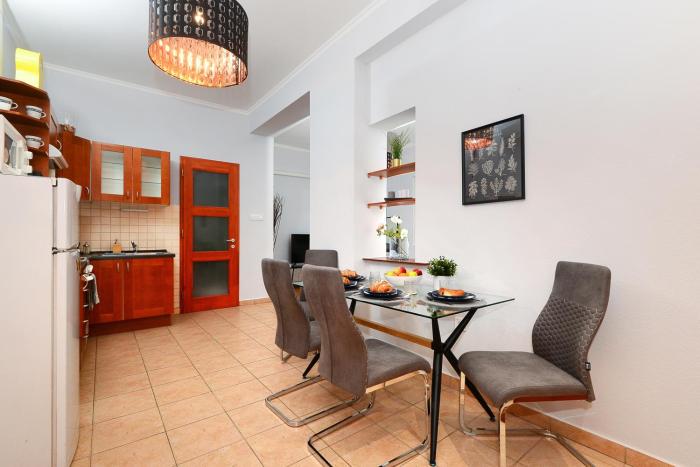 Luxury Central Apartment R161
