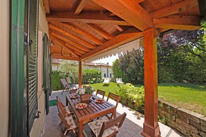 Villa Daniela con giardino privato recintato e barbecue, vicino alla spiaggia