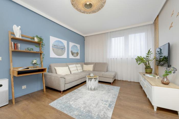 Blue Apartment Słowackiego with Balcony and Parking in Gdańsk by Renters