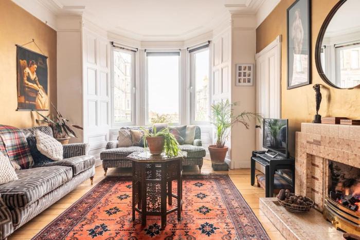 The Holyrood Park Hideaway is a Lush & Arty 2 Double Bed Apartment