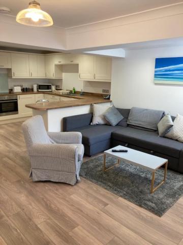 Highcliffe Apartment with Parking