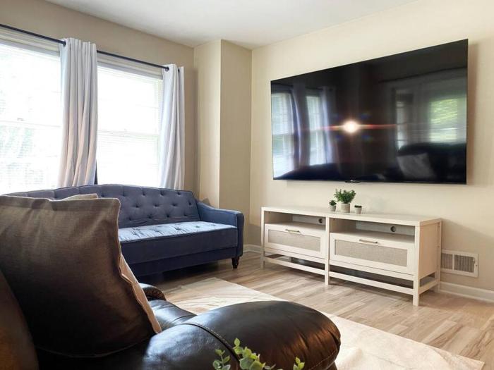 Southeast Suite 1BD1BA Apt near UE