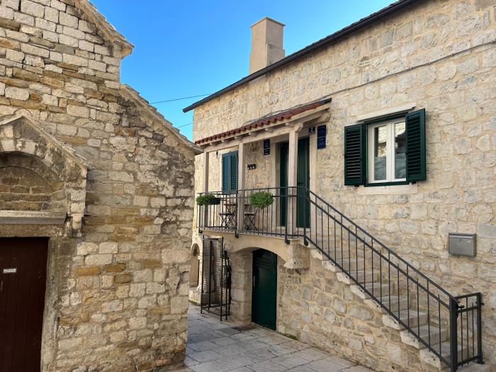 Perfectly located Cherry stone house