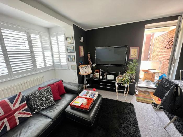 CENTRAL HOVE Large 2 bedroom Private residence with PARKING & BEACH HUT