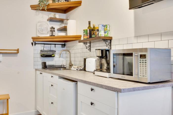 Grey Whale, Pet Friendly Studio at The Beach