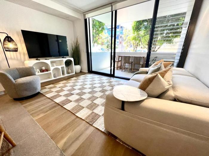 Luxury 1 BR Apartment in Randwick- Walk to hospital UNSW Dining W parking and lift and AC