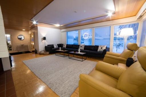 Villa Mänty 200 m2 Arkkitehdin suunnittelema kaupunkikoti rauhallinen sijainti Sauna autokatos