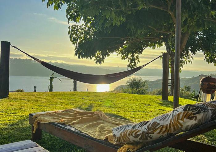 Casa em ponto turístico de Carrancas, com PISCINA, VISTA de Cinema, 3 Suítes, cozinha EQUIPADA, NATUREZA exuberante, acesso à represa