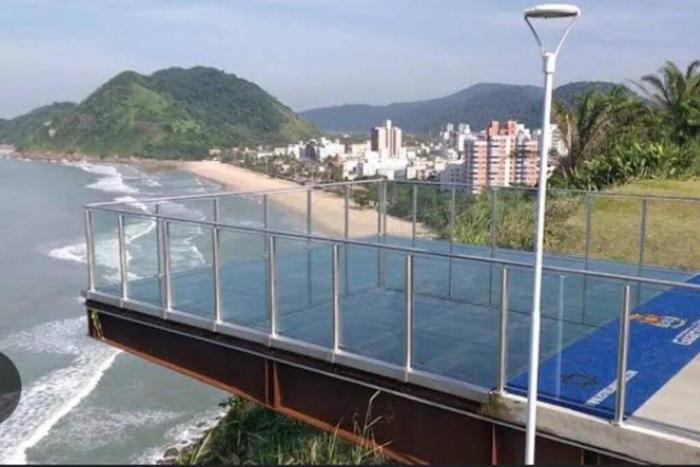 2 Quadras Praia Asturias e Tombo - Faça tudo a pé