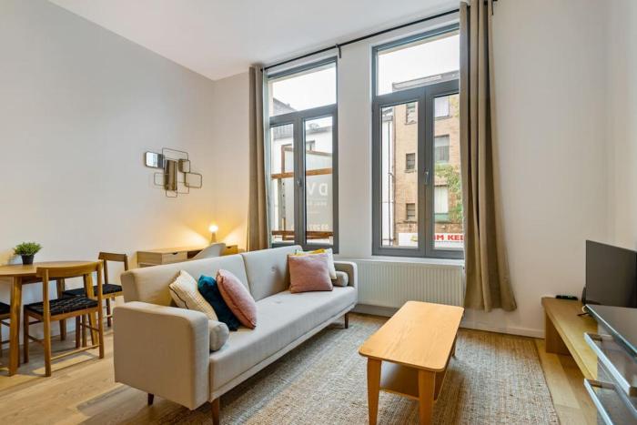 Bright Flat near City Center 24hr Parking