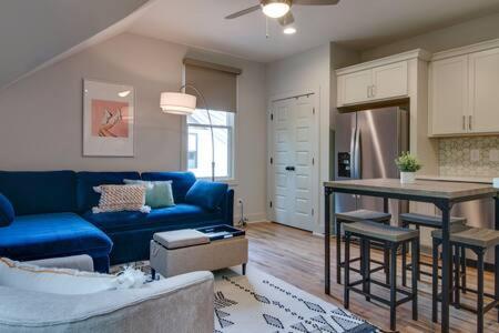 Modern East Nash Townhouse, Walk to Favorite Eats, Sleeps 6 with Smart TVs, Workspace & Fast WiFi, Full Kitchen, Garage & 24 Hr Hospitality, Steps to Mas Tacos & Rosepepper, 10 Min to Broadway, Five Points & Nissan Stadium