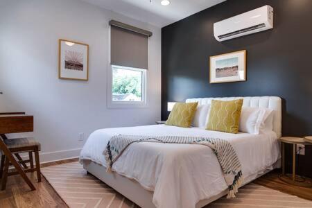 Modern East Nashville Retreat, Walk to Local Faves, Cozy Living Space, Smart TVs & Fast WiFi, Full Kitchen, Garage & Workspace, Steps to Mas Tacos & Rosepepper, 10 Min to Broadway & Nissan Stadium, 24 Hr Hospitality