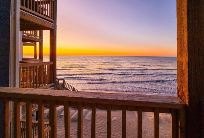 Beachfront, Newly Renovated at Aqua Vista