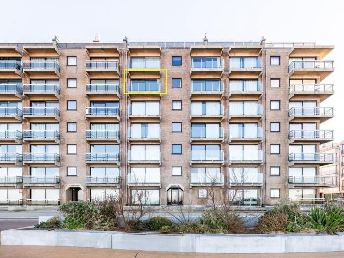 Apartment in St-Idesbald with Sea View