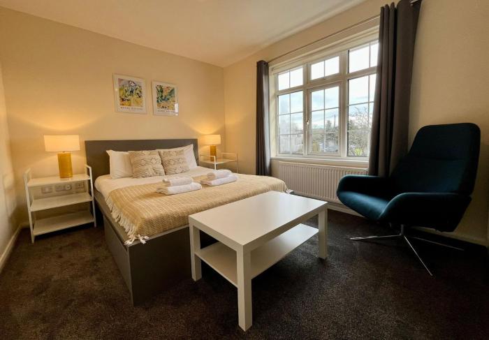 CENTRAL, newly refurb 2 bed flat with FREE PARKING