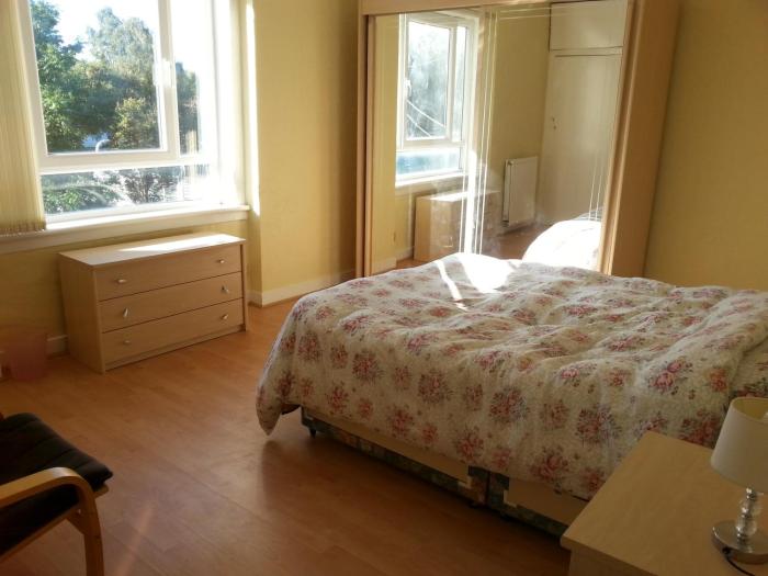 Comfortable Rooms With Work Desks In Cheerful Apartment Glasgow City