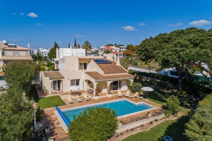 Beach villa Casa de Amanhã 450 mts to the beach with beautiful garden and heated saltwater pool