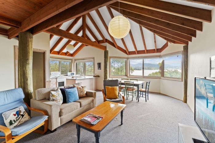 Snowgums on the Lake - Charming 4BR Home l Amazing Lake Views l Balcony
