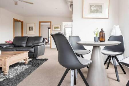 CBD Apartment with WiFi & Parking