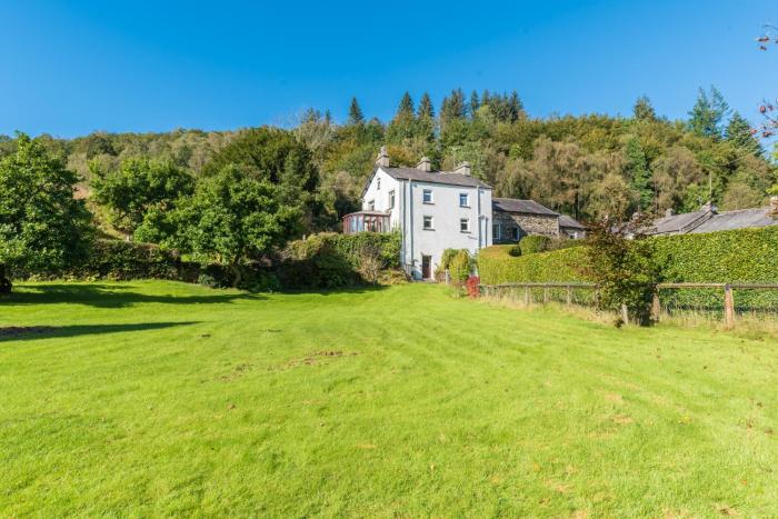 Lakeland farmhouse with an acre of gardens, games room and free parking