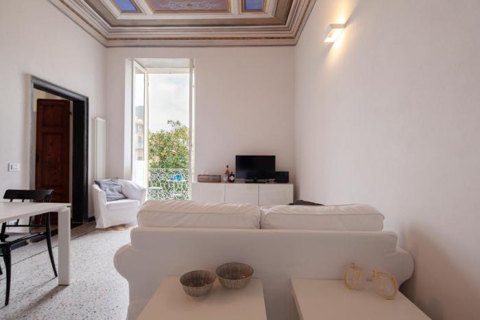 "Magnolia Apartment" Historic, Elegant, Seaview, 2 Aircondo BDR, 2BTH, pedestrian area, Free Garage 200 mt far!