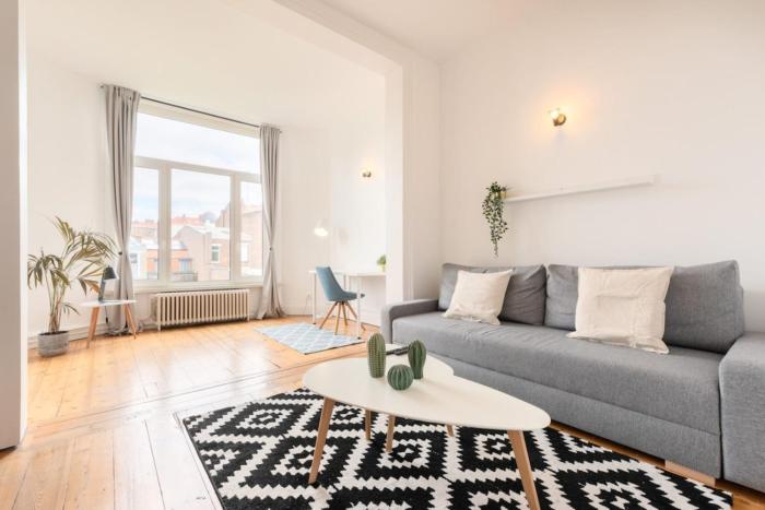 La Madeleine-Beautiful bright two bedroom apart