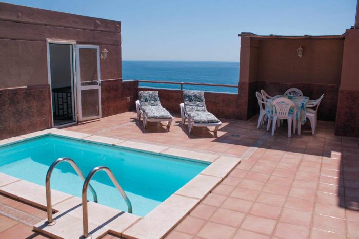 Ático con Piscina Privada y Vistas al Mar