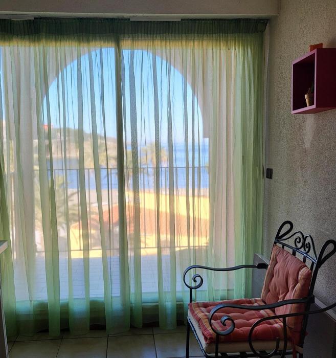 F2 centre front de mer vue baie parking privatif