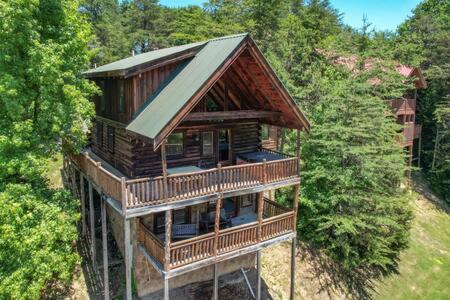 Cozy Forest Cabin - Hot Tub, Pets Welcome, Sleep 10 with Wraparound Deck, Scenic Views and Access to Resort Pool, Near The Parkway, Tanger Outlets and Dollywood, Smoky Mountain Charm, 24Hr Hospitality and Family Comfort