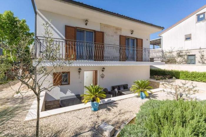 Apartments with parking space Pula - 22308