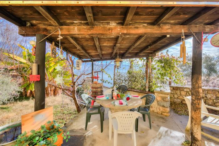 Faby House On Hilly Area & Lake View - Happy Rentals