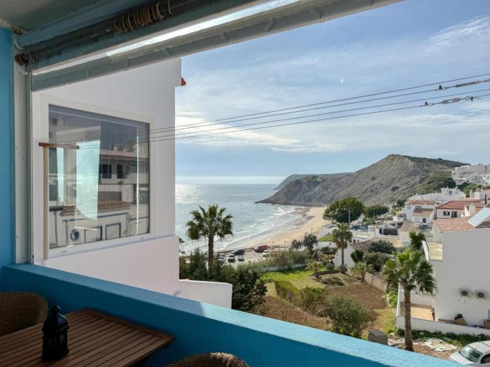 Refúgio na Praia de Burgau #1947