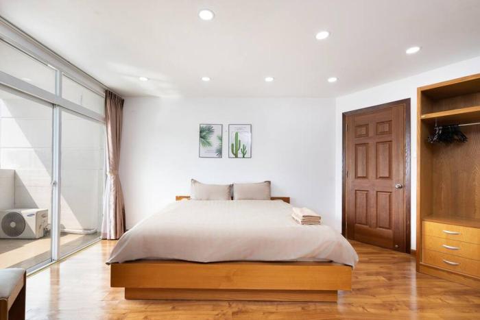 Spacious 2 br at city center 1st district