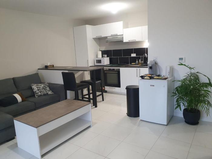 Appartement à Floirac avec 2 chambres, un parking privé, une terrasse, à 5 minutes en voiture de lArkéa Arena de Bordeaux