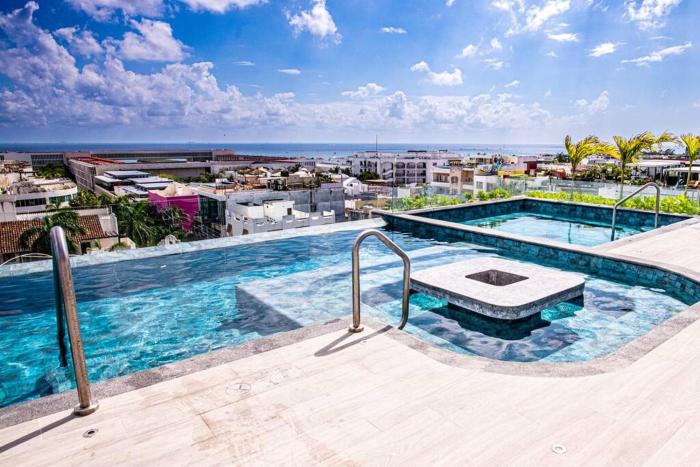 Ocean view Studio, Rooftop Pool, steps from beach Hyatt